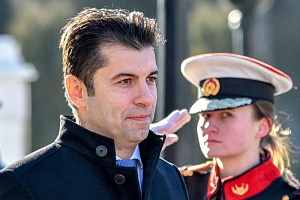 Парламент Болгарии проголосовал за вотум недоверия правительству Петкова Парламент Болгарии проголосовал за вотум недоверия правительству Петкова